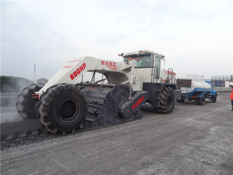 WR2300E路面冷再生機獲評省高新技術產(chǎn)品.jpg